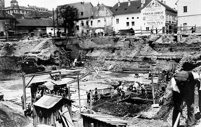Dolac. Gradilište buduće tržnice 1926. godine. Vidi se ulaz u tunel prema Kaptolu B